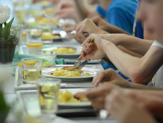 Schüler essen in der Mensa ihrer Schule. Foto: Franziska Kraufmann/Archiv