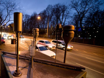 Autos fahren am am Neckartor in Stuttgart an einer Feinstaub-Messstation vorbei. Foto: Daniel Naupold/Archiv