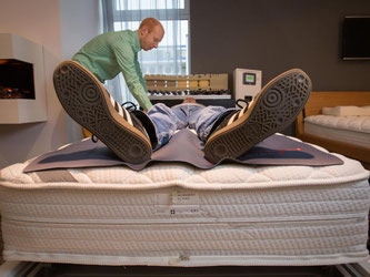 Probeliegen ist Pflicht: Wer eine Matratze kaufen möchte, sollte sich beraten lassen. Foto: Frank Rumpenhorst