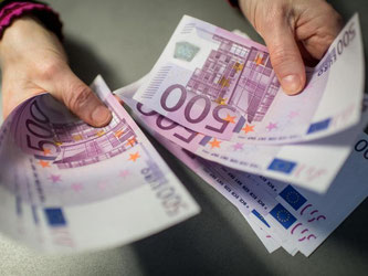 Obergrenzen für die Barzahlung und eine ungewisse Zukunft des 500-Euro-Scheins - die Debatte über das Für und Wider von Bargeld ist voll entbrannt. Foto: Matthias Balk/Archiv/Symbolbild