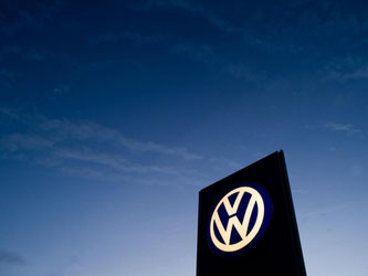 Das VW-Logo in der Morgendämmerung. Die langfristigen Folgen des Skandals sind noch völlig unklar. Foto: Julian Stratenschulte