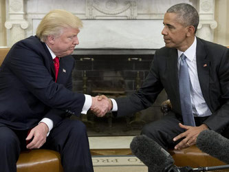 US-Präsident Barack Obama (r) und sein Nachfolger Donald Trump beim Handshake im Weißen Haus in Washington. Foto: Michael Reynolds