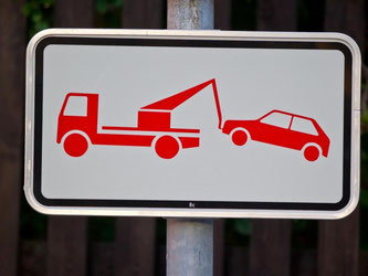 Sobald ein Abschleppwagen angefordert wurde, müssen Falschparker zahlen. Foto: Daniel Karmann