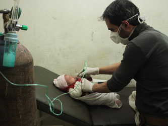 Grauen in Aleppo: Ein Arzt versorgt einen Säugling mit Sauerstoff. Aktivisten und Einwohner der Rebellengebiete Aleppos warfen syrischen Regierungskräften den Einsatz von Chlorgas vor. Foto: Ghirh Sy