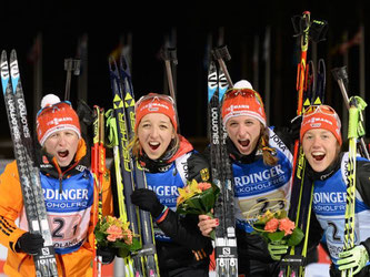 Franziska Hildebrand (l-r), Franziska Preuss, Vanessa Hinz und Laura Dahlmeier bejubeln ihren Staffelsieg. Foto: Ralf Hirschberger