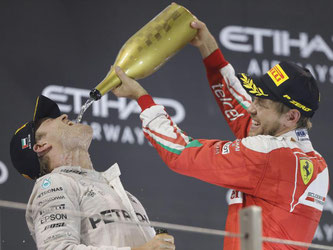 Auf dem Podium bekommt Rosberg auch Partyhilfe von Landsmann Sebastian Vettel. Foto: Valdrin Xhemaj