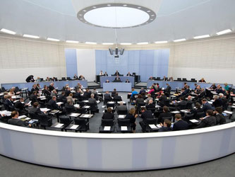 Abgeordnete sitzen im baden-württembergischen Landtag auf ihren Plätzen. Foto: S. Kahnert/Archiv