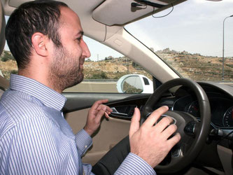 Nir Gideon, Entwicklungsexperte bei Mobileye in Jerusalem, lässt sich von einem "autonomen Audi" herumfahren. Foto: Stefanie Järkel