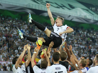 Die Spieler der deutschen Nationalmannschaft lassen Bastian Schweinsteiger nach dem Spiel gegen Finnland hochleben. Foto: Ina Fassbender