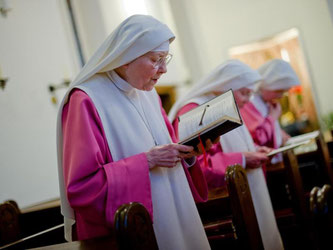 Nonnen beten in einer Kirche. Foto: Daniel Bockwoldt/Archiv