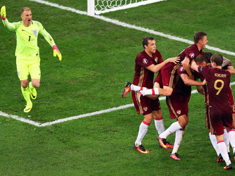 Englands Keeper Joe Hart winkt vergeblich: das Tor für Russland fällt spät, aber regulär. Foto: Ali Haider