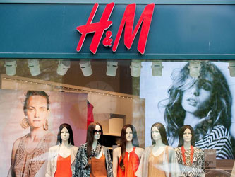H&M trotzt der Sommerhitze: Der Modekonzern schaffte fast 5 Milliarden Euro Quartalsabsatz. Foto: Hauke-Christian Dittrich/Archiv