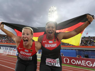 Die Diskuswerferinnen Julia Fischer (l) und Shanice Craft feiern Silber und Bronze. Foto: Michael Kappeler