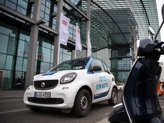 Car-Sharing-Fahrzeug vor dem Hauptbahnhof in Berlin: Bei den Anbietern in Deutschland sind mittlerweile 1,26 Millionen Nutzer registriert. Foto: Bernd von Jutrczenka
