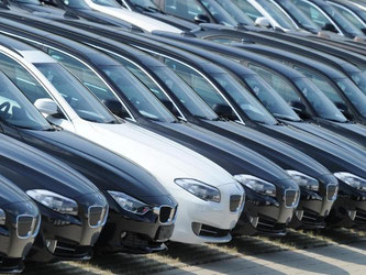 Der VW-Abgas-Skandal dürfte sich noch nicht auf die Zulassungszahlen ausgewirkt haben, weil Käufer ihre Neuwagen in der Regel Wochen oder Monate zuvor bestellen. Foto: Tobias Hase