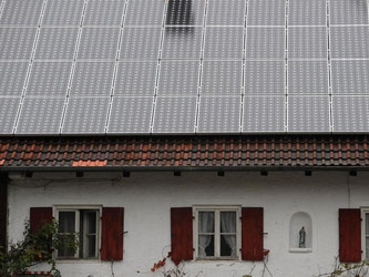 Von einer Solaranlage auf dem Hausdach können die Nachbarn geblendet werden. Mit einem solchen Fall befassten sich zuletzt auch Gerichte. Foto: Andreas Gebert