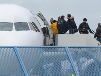 Menschen steigen am Baden-Airport in ein Flugzeug. Foto: Patrick Seeger/Archiv