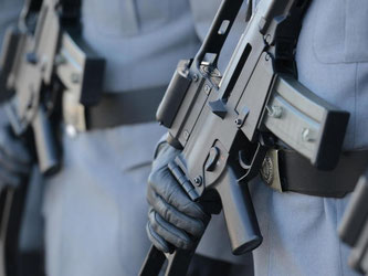 Soldaten halten Gewehre vom Typ G36 in den Händen. Ein Anstieg der Rüstungsexporte im letzten Jahr gilt als wahrscheinlich. Foto: Patrick Seeger/Archiv/Symbolbild