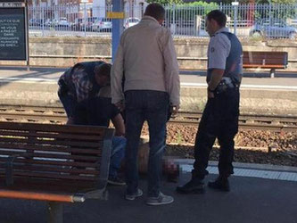 Der mutmaßliche Täter liegt im Bahnhof von Arras auf dem Boden. Foto: Christina Cathleen Coons
