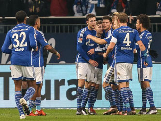 Schalkes Spieler feiern den Treffer zum 2:0 gegen Hannover 96. Foto: Maja Hitij