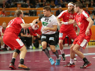 Michael Kraus (M) im Spiel gegen Dänemark. Foto: Axel Heimken