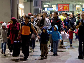 Flüchtlinge in München: Das Gesetzespaket zur Flüchtlingshilfe von Bund, Ländern und Kommunen soll schon zum 1. November in Kraft treten - inklusive umstrittener Verschärfungen des Asylrechts. Foto: Sven Hoppe/Archiv