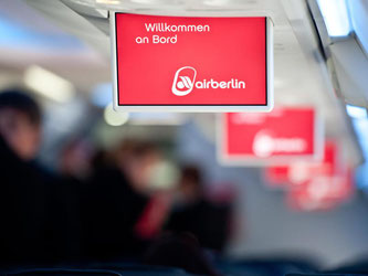 Bildschirm mit Begrüßung in einem Flugzeug von Air Berlin. Foto: Tobias Kleinschmidt/Archiv