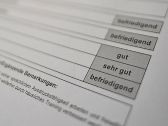 Die Noten "sehr gut", "gut" und "befriedigend" sind auf einem Zeugnis zu lesen. Foto: Marc Müller/Archiv