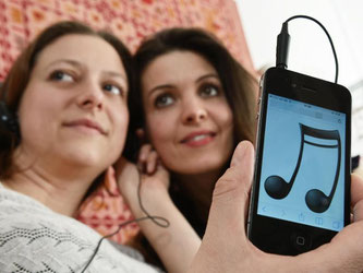 Wer mit dem Smartphone unterwegs Musik streamt, braucht ein hohes Datenvolumen. Eine Alternative ist der Offlinemodus, den viele Dienste anbieten. Foto: Jens Kalaene