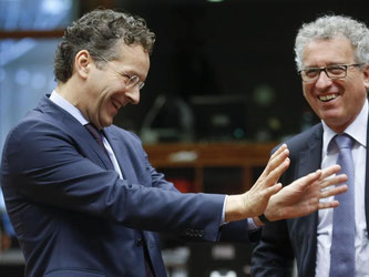 Ein erfreuter Chef der Eurogruppe ist nicht selbstverständlich: Jeroen Dijsselbloem (l.), hier mit Luxemburgs Finanzminister Pierre Gramegna, hat «gute Nachrichten» aus Griechenland. Foto: Olivier Hoslet