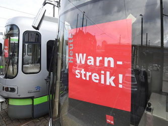 Ein Schild mit der Aufschrift «Warnstreik» klebt an einer Stadtbahn. Foto: Holger Hollemann