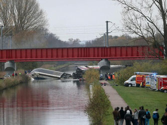 Unglücksstelle in Eckwersheim. Bei dem Zugunglück sind sieben Menschen ums Leben gekommen. Foto: Jean Marc Loos
