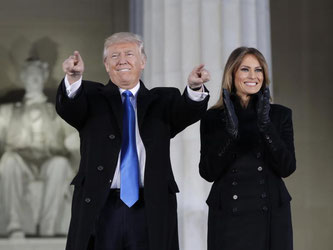 Donald Trump und seine Frau Melania bei der gestrigen «Welcome Celebration» am Lincoln-Memorial. Foto: Evan Vucci