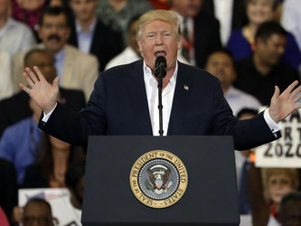 US-Präsident Trump spricht während der «Make America Great Again»-Kundgebung in Melbourne (Florida). Foto: Chris O'meara