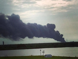 Schwarzer Rauch über dem Weltraumbahnhof Cape Canaveral: Eine Rakete der privaten Raumfahrtfirma SpaceX ist bei einem Test explodiert. Foto: Tia Grant