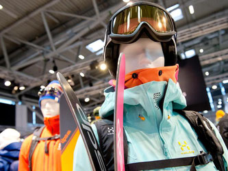 Skijacken, Helme und Skibrillen sind auf der Sportartikelmesse ispo in München zu sehen. Foto: Sven Hoppe