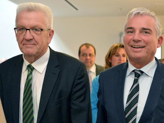 Der Landesvorsitzende Thomas Strobl und der baden-württembergische Ministerpräsident Winfried Kretschmann verlassen nach der Fortsetzung der Sondierungsgespräche den Sitzungssaal. Foto: Franziska Kraufmann