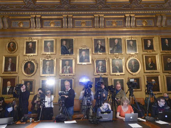 Journalisten warten im ehrwürdigen Saal der schwedischen königlichen Akademie auf die Verkündung der Preisträger. Foto: Fredrik Sandberg