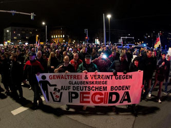 Die «Patriotischen Europäer gegen die Islamisierung des Abendlandes» (Pegida) hatten zu ihrer neunten Demonstration in Dresden aufgerufen. Foto: Arno Burgi