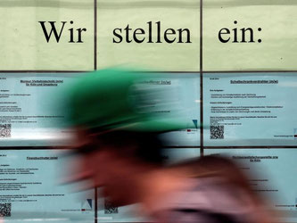 Stellenanzeigen im Fenster einer Zeitarbeitsfirma in Köln. 46,4 Prozent der unter 25-Jährigen sind «atypisch» beschäftigt. Foto: Oliver Berg