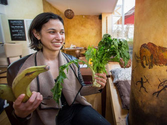 Gastronomin Sariya Forkel in ihrem Restaurant «Mammeo» in Frankfurt am Main mit Kochbananen und Salat-Löwenzahn als Zutaten für ihre Gerichte. Das Lokal hat sich der Paleo-Ernährung verschrieben. Foto: Frank Rumpenhorst