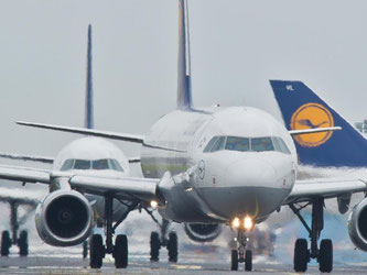 Lufthansa-Flugzeuge auf dem Flughafen in Frankfurt am Main. Foto: Boris Roessler