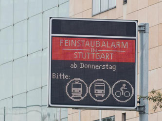 Feinstaub-Alarmschild in Stuttgart. Foto: Bernd Weißbrod/Archiv