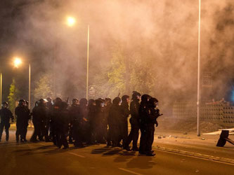 Polizei gegen Rechtsextreme: Eskalation vor dem Baumarkt in Heidenau, in den 250 Asylbewerber untergebracht werden sollen. Foto: Arno Burgi
