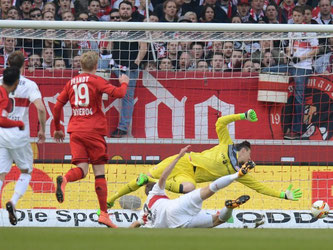 Leverkusens Julian Brandt (l) erzielt das Tor zum 0:1 gegen Stuttgart. Foto: Deniz Calagan