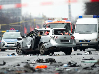 Zerstörtes Auto in Berlin-Charlottenburg: In dem Wagen ist es während der Fahrt zu einer Explosion gekommen. Der Fahrer starb. Foto: Paul Zinken