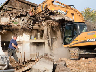 Ist das alte Haus nicht mehr wirtschaftlich sanierbar, muss der Abrissbagger anrücken. Foto: Kai Remmers