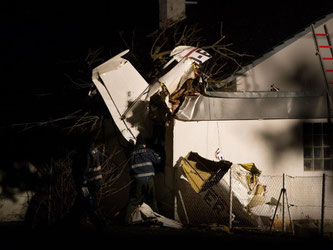 Trümmerteile eines Flugzeugwracks liegen in einem Garten in Rechberghausen (Baden-Württemberg). Foto: Marijan Murat