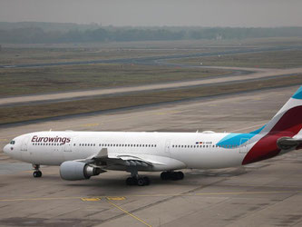 Eurowings-Maschine auf dem Flughafen Köln/Bonn: Mit einem ganztägigen Streik der Flugbegleiter will die Gewerkschaft Ufo den Europaverkehr der Lufthansa-Billigtochter lahmlegen. Foto: Oliver Berg