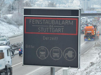 Ein Schild weist in Stuttgart auf den Feinstaubalarm hin. Foto: Franziska Kraufmann/Archiv